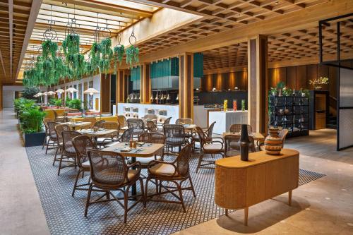 Radisson Blu Hotel, Dubai Deira Creek - Exceptional Dining Options