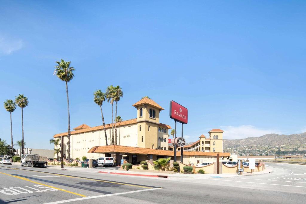 Ramada by Wyndham Burbank Airport - Facilities and Amenities