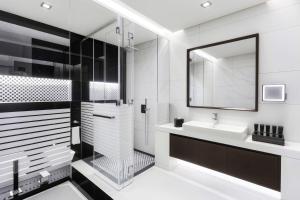 Renaissance Business Bay Hotel, Dubai - Convenient Location