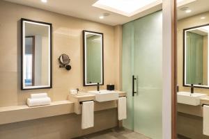 Sheraton Mall of the Emirates Hotel, Dubai - Stylish Rooms and Suites