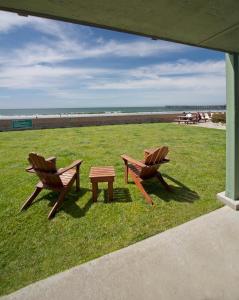 Shoreline Inn...On the Beach - Prime Location