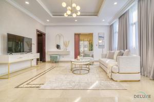 Signature 6BR Villa With Assistant Room and Private Pool in Frond F Palm Jumeirah by Deluxe Holiday Homes - Bedrooms and Bathrooms