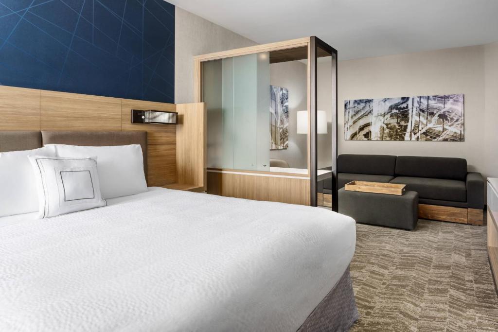 SpringHill Suites by Marriott Belmont Redwood Shores - Room Types and Amenities