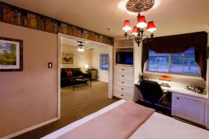 Strawberry Valley Inn - Room Amenities and Decor