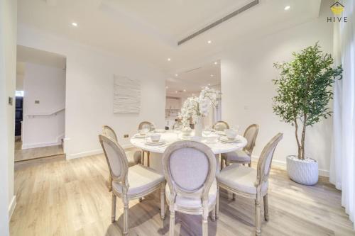 Stunning 4 Bed Villa in Canal Cove - Amenities and Facilities