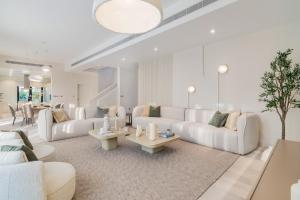 Stunning Palm Villa With Rooftop Garden and Pool by Exclusive Holiday Homes - Deluxe Villa Amenities