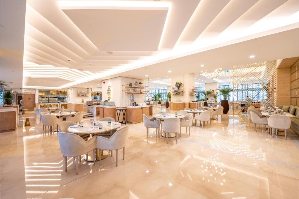 Ultra Luxury Palm Tower With Shared 5 Star Hotel Facilities Review