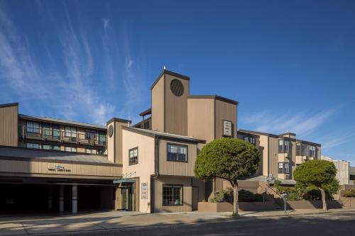 Wave Street Inn - Location and Nearby Attractions