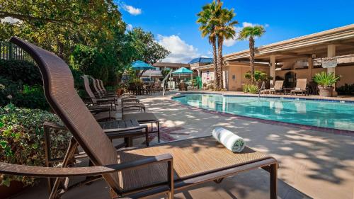 Best Western Plus Black Oak - Room Accommodations
