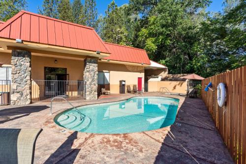 Best Western Plus Yosemite Way Station - Room Accommodations and Features