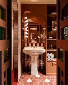 Château Des Fleurs - Hotel & Spa - Paris Champs-Élysées - Staff and Service