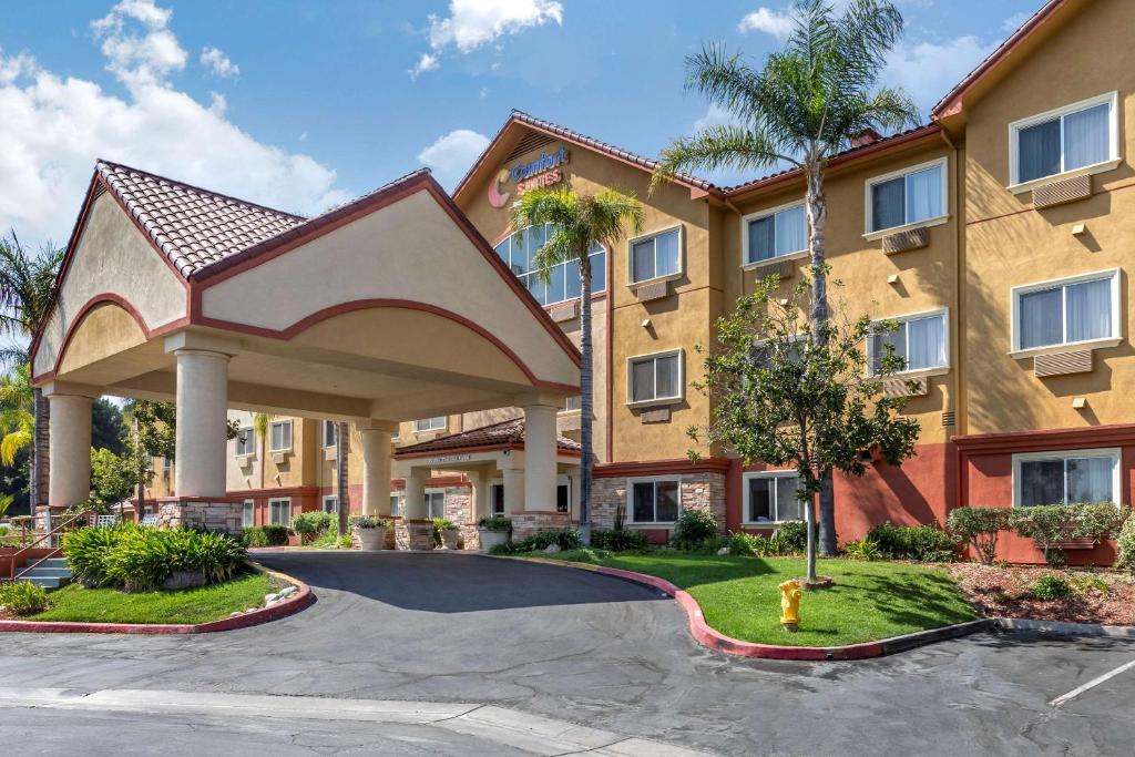 Comfort Suites Near Six Flags Magic Mountain - Guest Experience and Reviews