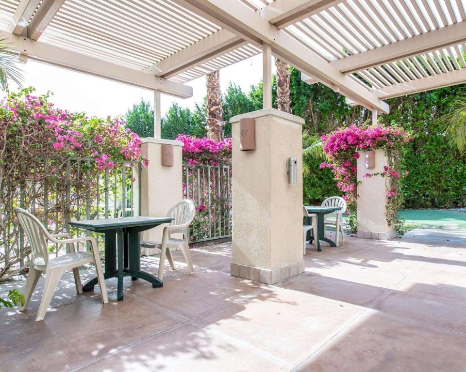 Comfort Suites Palm Desert I-10 - Facilities and Amenities