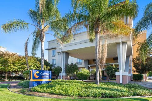 Comfort Suites Vacaville-Napa Valley Area - Room Types and Features