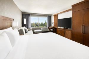 Courtyard by Marriott Los Angeles Woodland Hills - Impressive Amenities