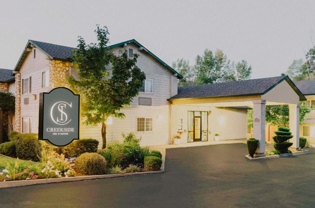 Creekside Inn & Suites - Room Types and Pricing