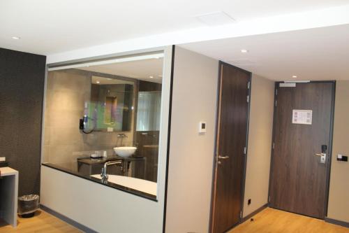 Dream Hotel Amsterdam - Room Features and Amenities