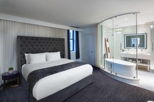 Dream Midtown, by Hyatt - Dining and Bar Options
