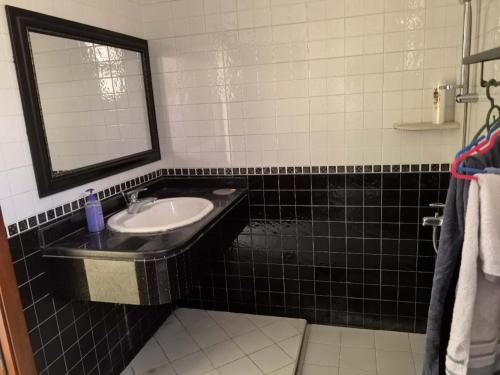 Dubai Downtown Homestay - Amenities and Features