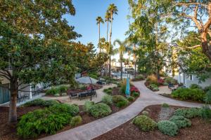 Fairfield Inn and Suites by Marriott San Jose Airport - Exceptional Amenities