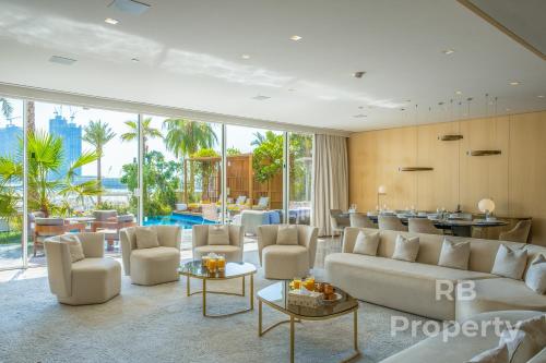 FIVE Palm Beach Villa - Three Floors, Private Pool, Jacuzzi - Gourmet Dining Options