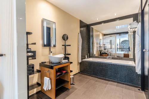 Five Seas Hotel Cannes, a Member of Design Hotels - Room Amenities and Features