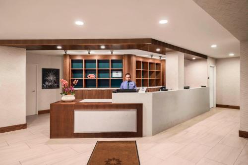 Four Points by Sheraton Anaheim - Guest Rooms and Accessibility
