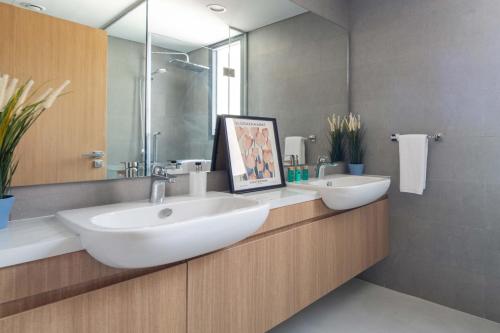Frank Porter - La Rosa 6 - Amenities and Services