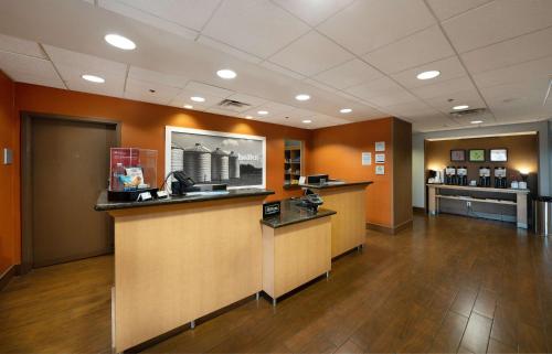 Hampton Inn & Suites Madera - Room Amenities and Features