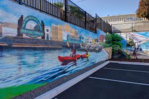 Hampton Inn & Suites Marina - Amenities and Services