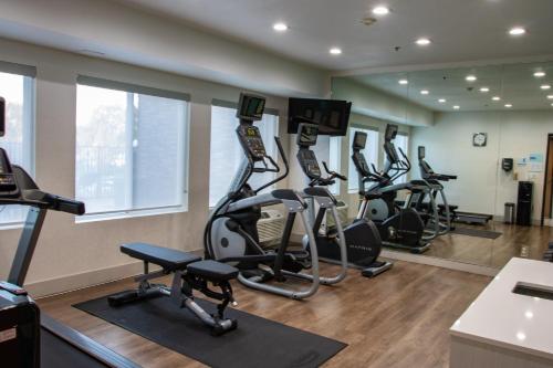Holiday Inn Express Hotel & Suites Roseville - Galleria Area, an IHG Hotel - Dining and Breakfast Options