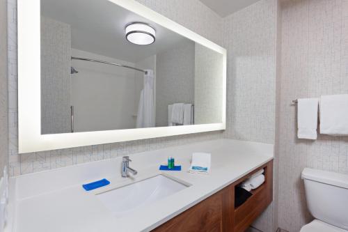 Holiday Inn Express Los Angeles LAX Airport, an IHG Hotel - Delightful Complimentary Breakfast Offerings