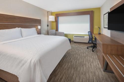 Holiday Inn Express & Suites Chico, an IHG Hotel - Room Accommodations