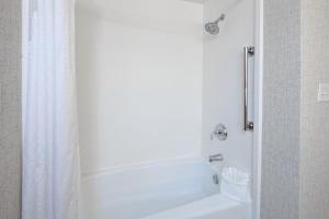 Holiday Inn Express & Suites Oakland - Airport, an IHG Hotel - Room Features and Breakfast