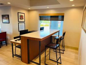 Holiday Inn Express & Suites Salinas, an IHG Hotel - Comfortable Accommodations