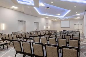 Holiday Inn La Mirada Buena Park, an IHG Hotel - Checking In and Out