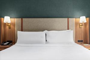 Holiday Inn Manhattan 6th Ave - Chelsea, an IHG Hotel - Amenities and Services