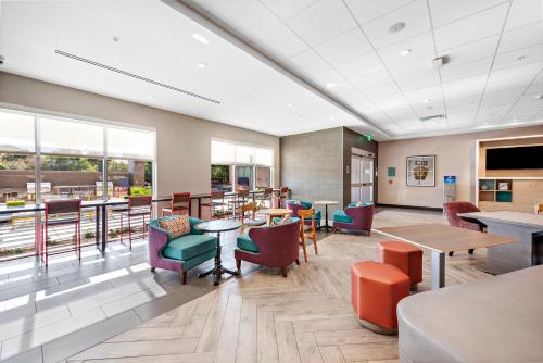Home2 Suites By Hilton San Bernardino - Breakfast and Dining Options