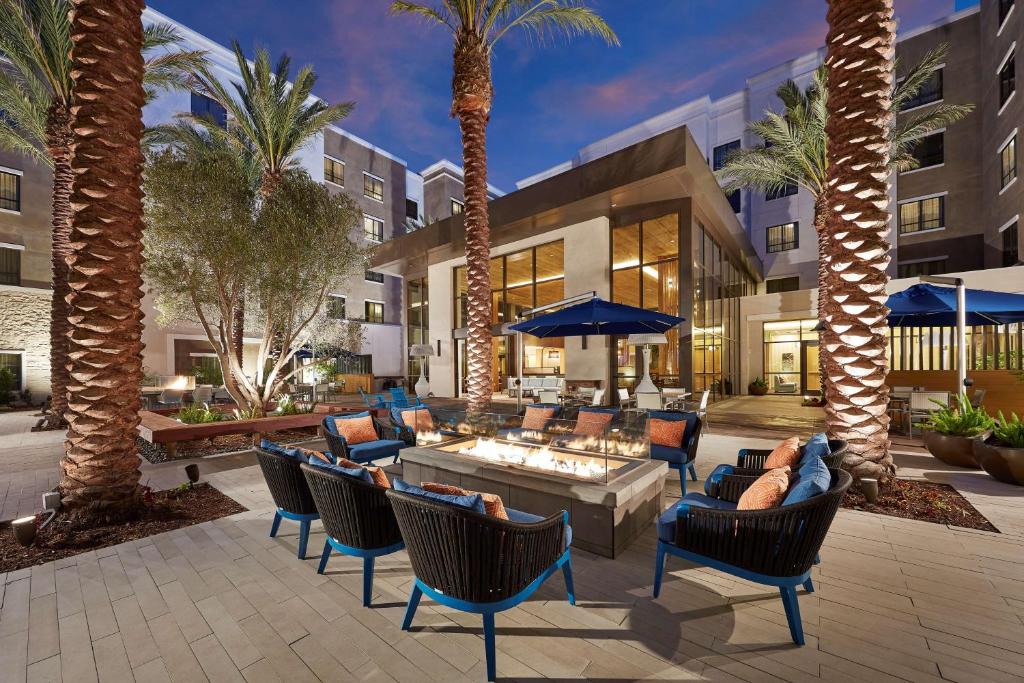 Homewood Suites by Hilton San Diego Hotel Circle/SeaWorld Area - Delectable Dining Options