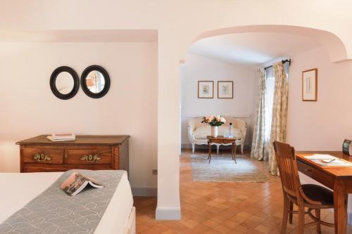 Hostellerie De Labbaye De La Celle - Territory - Serene Accommodations