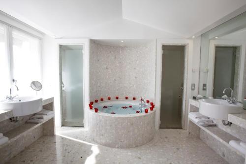 Hotel De Sers Champs Élysées Paris - Exquisite Room Features