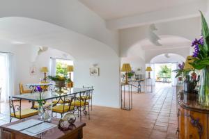 Hotel Piccolo SantAndrea - Transportation and Accessibility