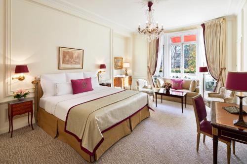Hotel Plaza Athénée - Dorchester Collection - Culinary Excellence at Hotel Plaza Athénée