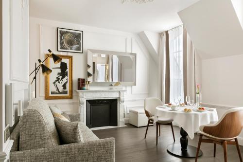 La Clef Champs-Élysées Paris by The Crest Collection - Room Amenities and Features