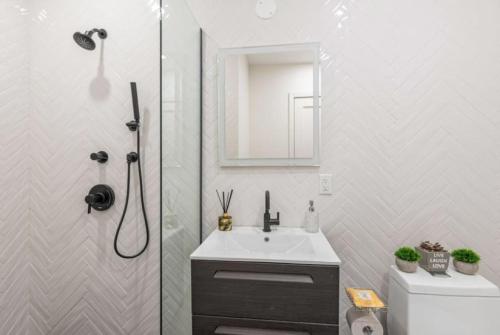 Luxe Studio W Juliet Balcony in Upper East - Amenities and Services