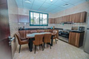 Luxurious Villa Montagne With Sea View & Private Pool by Dream Inn Dubai - Amenities and Services