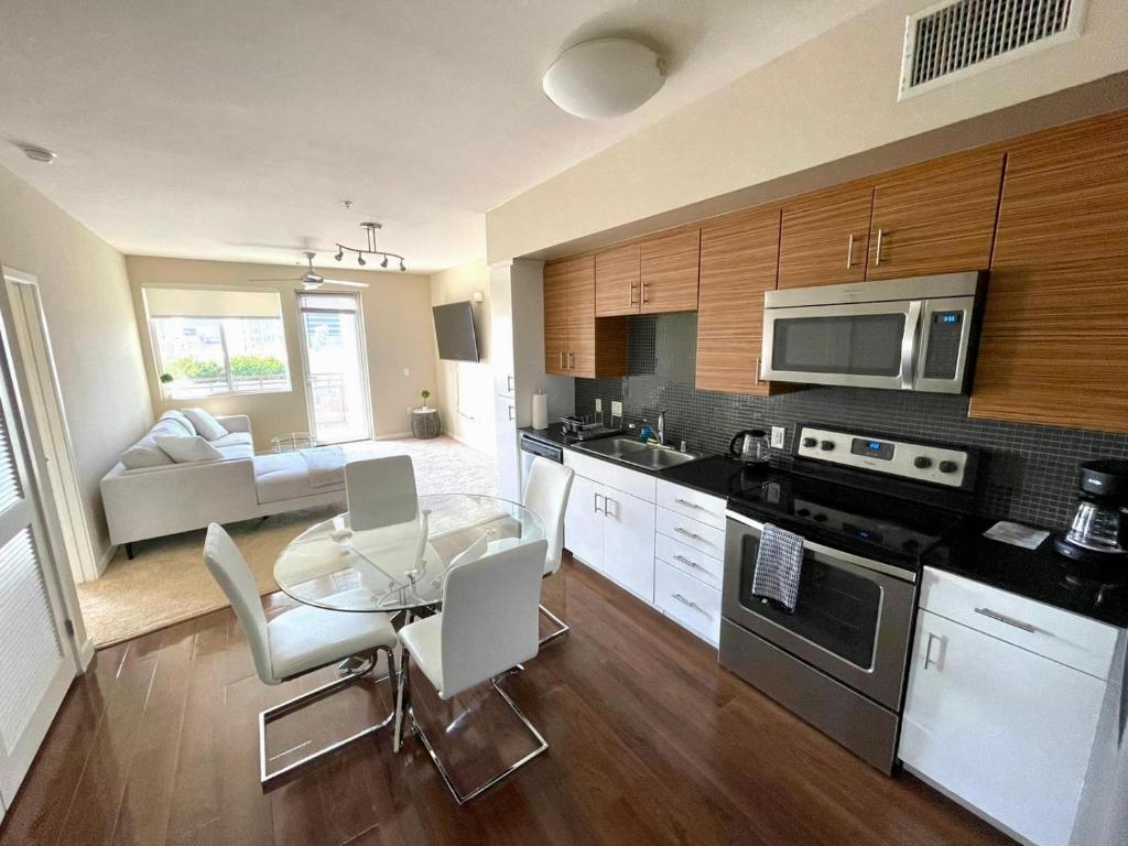 Luxury 2 Bedroom 2 Bathroom With Fitness Center and Pool - Amenities and Appliances