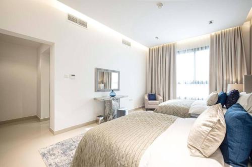 Luxury Villa 8 BR Sea and Mountain View With Infinity Pool - Al Dana Island Fujairah - Luxurious Accommodation Features