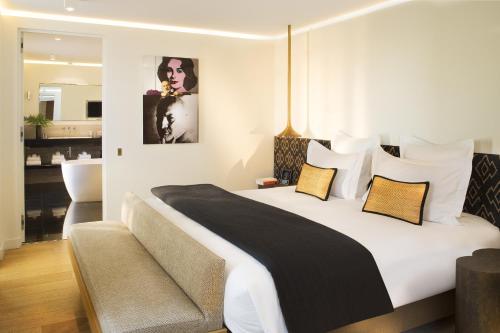 Marignan Hotel Champs-Élysées - Room Features