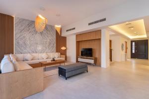 Nad Al Sheba 3 - 5BR Villa - Allsopp&Allsopp - Guest Policies